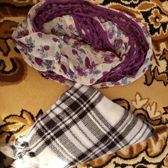Bubdle of scarfs, 1 blanket, 1 infinity - Picture 1 of 3